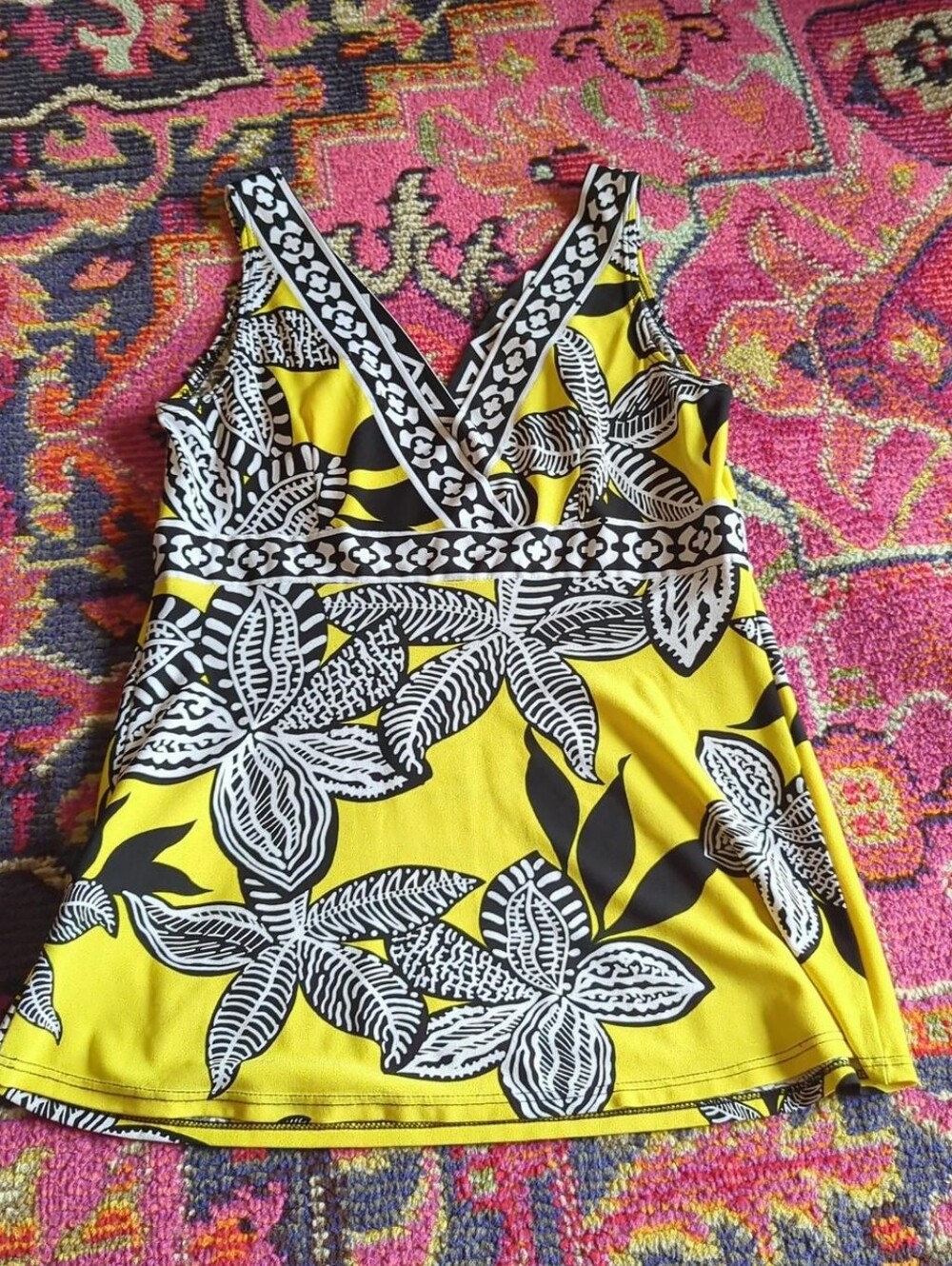Vintage Cache Women's Yellow/Black Floral Top With V Neckline Sz Small - Picture 3 of 3